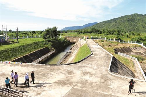 Hệ thống thủy lợi Phan Rí - Phan Thiết được đưa vào hoạt động, tạo điều kiện thuận lợi cho nông dân chuyển đổi cơ cấu cây trồng