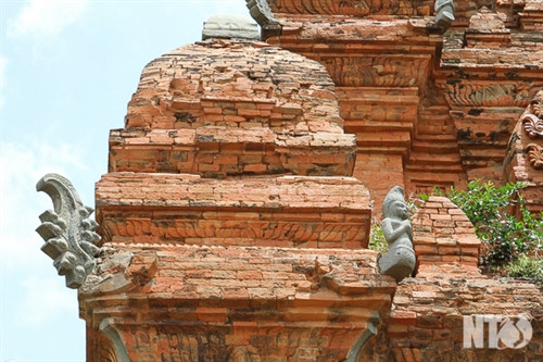 Cụm tháp Hòa Lai gồm tháp Bắc và tháp Nam thuộc địa bàn xã Bắc Phong,Thuận Bắc. Tháp Bắc có kiến trúc khối vuông vững chải với nhiều họa tiết đặc sắc. Tháp Nam mặt tường gạch chạm khắc hoa văn nhưng ở dạng phác thảo. Cấu trúc xây dựng tháp Hòa Lai gồm có ba tầng vững chải. Những mảng điêu khắc hình tượng người và chim Garuda. Họa tiết hoa văn đặc sắc của tháp Hòa Lai. Cửa vào tháp Hòa Lai được mở về hướng Đông. Toàn cảnh cụm tháp Pô Klong Garai thuộc địa bàn phường Đô Vinh. Họa tiết hoa văn và tượng thần trang trí trên các góc tháp. Tháp Pô Klong Garai vào dịp lễ hội Ka tê hàng năm. Du khách tham quan, chụp ảnh lưu niệm tại tháp Pô Klong Garai.