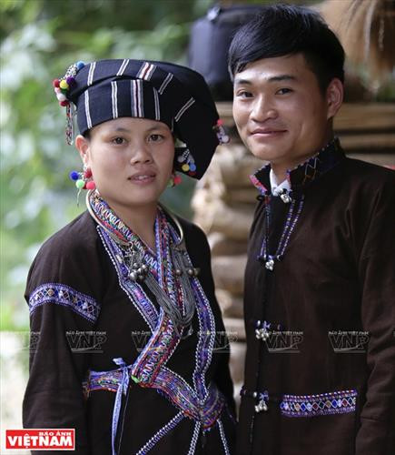 Người Lự và nét thời trang hiện đại trong trang phục truyền thống ảnh 10 Người Lự và nét thời trang hiện đại trong trang phục truyền thống ảnh 10