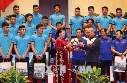 Huấn luyện viên trưởng đội U.23 Việt Nam Park Hang Sea tặng Chủ tịch Quốc hội Nguyễn Thị Kim Ngân quả bóng thi đấu của đội U.23 Việt Nam. Ảnh: Trọng Đức - TTXVN Huấn luyện viên trưởng đội U.23 Việt Nam Park Hang Sea tặng Chủ tịch Quốc hội Nguyễn Thị Kim Ngân quả bóng thi đấu của đội U.23 Việt Nam. Ảnh: Trọng Đức - TTXVN