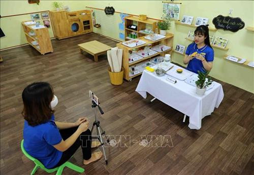 Giáo viên trường Mầm non Cổ Nhuế 1, quận Bắc Từ Liêm (Hà Nội) thực hiện quay video, xây dựng bài giảng để truyền tải tới phụ huynh và các bé trong thời gian nghỉ học ở nhà để phòng chống dịch COVID-19. Ảnh: Thanh Tùng-TTXVN