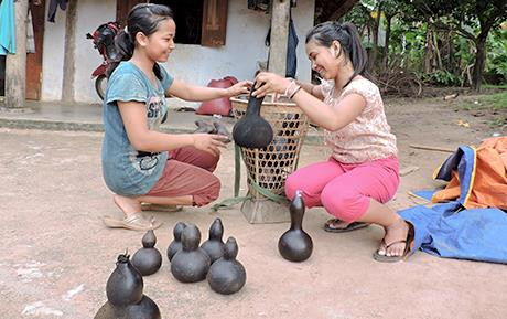 Ngày xưa, vào buổi sáng, công việc đầu tiên của đàn bà con gái trong làng là ra giọt lấy nước đựng đầy trong các quả bầu khô rồi gùi về. Ngày xưa, vào buổi sáng, công việc đầu tiên của đàn bà con gái trong làng là ra giọt lấy nước đựng đầy trong các quả bầu khô rồi gùi về.