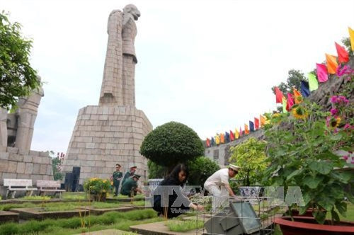 Nhân dịp kỷ niệm 42 năm Ngày giải phóng hoàn toàn miền Nam, thống nhất đất nước (30/4/1975 - 30/4/2017) và 131 năm Ngày Quốc tế Lao động (1/5), sáng 29/4/2017, Đoàn đại biểu lãnh đạo Thành phố Hồ Chí Minh, Quân khu 7 đến đặt vòng hoa, thắp hương tưởng niệm các Anh hùng, liệt sĩ, lão thành cách mạng và đồng bào đã hy sinh vì nền độc lập tự do, thống nhất của Tổ quốc tại Nghĩa trang liệt sĩ Thành phố Hồ Chí Minh (Đồi Không tên) và Nghĩa trang Thành phố (Lạc Cảnh). Ảnh: Thanh Vũ-TTXVN