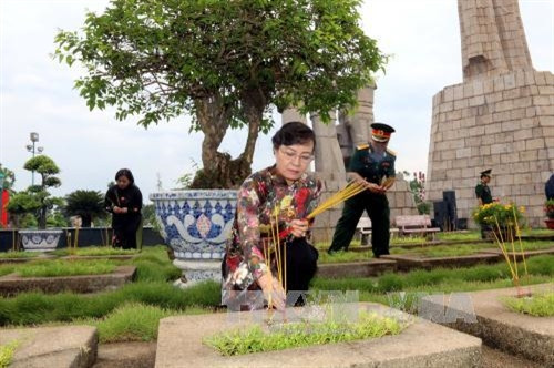 Nhân dịp kỷ niệm 42 năm Ngày giải phóng hoàn toàn miền Nam, thống nhất đất nước (30/4/1975 - 30/4/2017) và 131 năm Ngày Quốc tế Lao động (1/5), sáng 29/4/2017, Đoàn đại biểu lãnh đạo Thành phố Hồ Chí Minh, Quân khu 7 đến đặt vòng hoa, thắp hương tưởng niệm các Anh hùng, liệt sĩ, lão thành cách mạng và đồng bào đã hy sinh vì nền độc lập tự do, thống nhất của Tổ quốc tại Nghĩa trang liệt sĩ Thành phố Hồ Chí Minh (Đồi Không tên) và Nghĩa trang Thành phố (Lạc Cảnh). Ảnh: Thanh Vũ-TTXVN