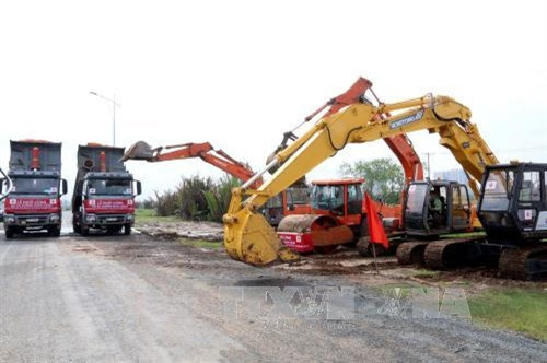 Các phương tiện, thiết bị máy móc tiến hành nghi thức khởi công. Ảnh: Thanh Vũ-TTXVN Các phương tiện, thiết bị máy móc tiến hành nghi thức khởi công. Ảnh: Thanh Vũ-TTXVN