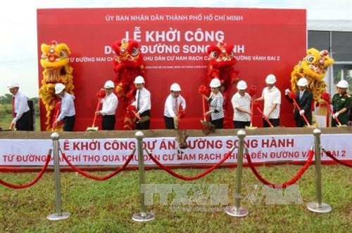 Các đại biểu thực hiện nghi thức động thổ, khởi công dự án. Ảnh: Thanh Vũ-TTXVN Các đại biểu thực hiện nghi thức động thổ, khởi công dự án. Ảnh: Thanh Vũ-TTXVN