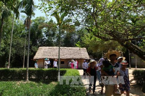 Tháng 5 về thăm quê Bác ảnh 1 Tháng 5 về thăm quê Bác ảnh 1