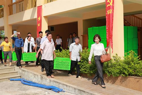 Những năm gần đây, nhờ trồng nhãn chín muộn, đời sống của người dân xã Song Phương, huyện Hoài Đức được nâng lên rõ rệt. Ảnh: Lê Lan Hương Để đẩy mạnh tiêu thụ nhãn chín muộn, Sở Nông nghiệp và Phát triển nông thôn Hà Nội phối hợp với huyện Quốc Oai và Trung tâm Xúc tiến Đầu tư - Thương mại - Du lịch Hà Nội tổ chức kết nối doanh nghiệp và nông dân, đưa sản phẩm nhãn chín muộn xuất khẩu đi Mỹ và châu Âu; vào các chuỗi siêu thị, cửa hàng tiện ích, cửa hàng nông sản an toàn trên địa bàn thành phố. Ảnh: Lê Lan Hương Để nhãn chín muộn vượt qua được những hàng rào kỹ thuật thâm nhập vào thị trường quốc tế có sự đóng góp không nhỏ của các nhà quản lý, nhà khoa học, cơ quan chuyên môn, đặc biệt là các doanh nghiệp. Ảnh: Lê Lan Hương