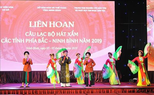 Tiết mục "Nam Định làm theo lời Bác" do các nghệ sĩ clb hát dân ca truyền thống huyện Ý Yên (Nam Định) biểu diễn. Ảnh: Minh Đức - TTXVN Tiết mục "Nam Định làm theo lời Bác" do các nghệ sĩ clb hát dân ca truyền thống huyện Ý Yên (Nam Định) biểu diễn. Ảnh: Minh Đức - TTXVN