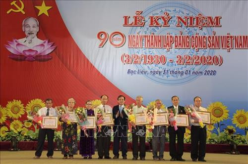 Phó Bí thư Tỉnh ủy, Chủ tịch UBND tỉnh Bạc Liêu Dương Thành Trung trao Huy hiệu đảng cho các đảng viên lão thành. Ảnh: Nhật Bình - TTXVN Phó Bí thư Tỉnh ủy, Chủ tịch UBND tỉnh Bạc Liêu Dương Thành Trung trao Huy hiệu đảng cho các đảng viên lão thành. Ảnh: Nhật Bình - TTXVN