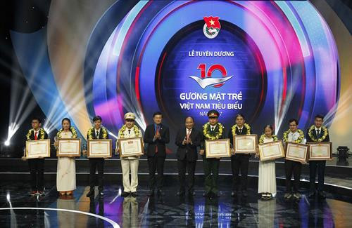 Thủ tướng Nguyễn Xuân Phúc và Bí thư thứ nhất Trung ương Đoàn Lê Quốc Phong với các Gương mặt trẻ Việt Nam tiêu biểu năm 2017. Ảnh: Văn Điệp – TTXVN Thủ tướng Nguyễn Xuân Phúc và Bí thư thứ nhất Trung ương Đoàn Lê Quốc Phong với các Gương mặt trẻ Việt Nam tiêu biểu năm 2017. Ảnh: Văn Điệp – TTXVN