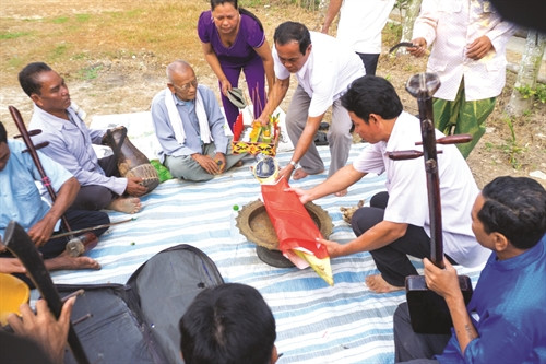 Hoa cau được gói trong giấy đỏ dưới gốc cây cau trước khi đưa sang nhà gái Hoa cau được gói trong giấy đỏ dưới gốc cây cau trước khi đưa sang nhà gái