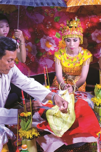 Vị Achar tách bẹ cau và thận trọng xòe từng nhánh hoa trắng Vị Achar tách bẹ cau và thận trọng xòe từng nhánh hoa trắng