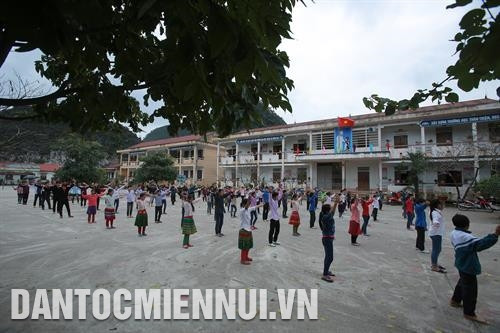 Chợ Lũng Làn là nơi bán lẻ các vật dụng thiết yếu phục vụ đời sống đồng bào Mông ở xã Sơn Vĩ. Ảnh: An Thành Đạt Huyện Mèo Vạc không ngừng chăm lo giáo dục thể chất cho con em đồng bào dân tộc Mông sinh sống trên địa bàn, góp phần phát triển con người toàn diện cả về trí tuệ và thể chất. Trong ảnh: Học sinh Trường dân tộc bán trú trung học cơ sở Cán Chu Phìn trong giờ tập thể dục. Ảnh: An Thành Đạt