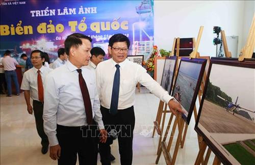 Ủy viên Trung ương Đảng, Tổng Giám đốc Thông tấn xã Việt Nam Nguyễn Đức Lợi và Phó Bí thư thường trực Thành ủy Đà Nẵng Võ Công Trí tham quan Triển lãm ảnh “Biển đảo Tổ quốc”. Ảnh: Trần Lê Lâm - TTXVN Ủy viên Trung ương Đảng, Tổng Giám đốc Thông tấn xã Việt Nam Nguyễn Đức Lợi và Phó Bí thư thường trực Thành ủy Đà Nẵng Võ Công Trí tham quan Triển lãm ảnh “Biển đảo Tổ quốc”. Ảnh: Trần Lê Lâm - TTXVN