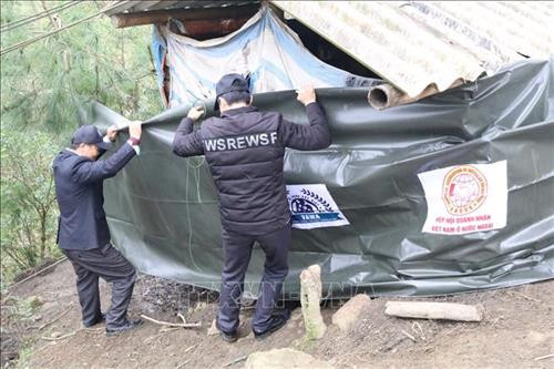 Thành viên Hội Bảo vệ động vật Việt Nam cùng cán bộ thú y tỉnh Lạng Sơn trực tiếp hướng dẫn bà con kỹ thuật che chắn chuồng trại. Ảnh: Ngọc Tùng – TTXVN Thành viên Hội Bảo vệ động vật Việt Nam cùng cán bộ thú y tỉnh Lạng Sơn trực tiếp hướng dẫn bà con kỹ thuật che chắn chuồng trại. Ảnh: Ngọc Tùng – TTXVN