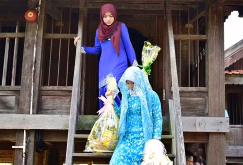 Nhà đồng bào Chăm đều có thang bằng gỗ trước cửa để rước khách lên nhà trên.