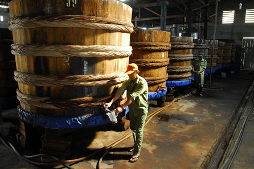 Sản xuất nước mắm truyền thống tại Công ty Cổ phần nước mắm Phan Thiết (PT FISACO). Sản xuất nước mắm truyền thống tại Công ty Cổ phần nước mắm Phan Thiết (PT FISACO).
