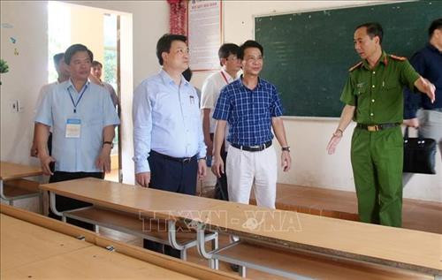 Thứ trưởng Bộ Giáo dục và Đào tạo Nguyễn Hữu Độ cùng đoàn công tác kiểm tra cơ sở vật chất tại điểm thi trường THPT Đoan Hùng, tỉnh Phú Thọ. Ảnh: Trung Kiên – TTXVN Thứ trưởng Bộ Giáo dục và Đào tạo Nguyễn Hữu Độ cùng đoàn công tác kiểm tra cơ sở vật chất tại điểm thi trường THPT Đoan Hùng, tỉnh Phú Thọ. Ảnh: Trung Kiên – TTXVN