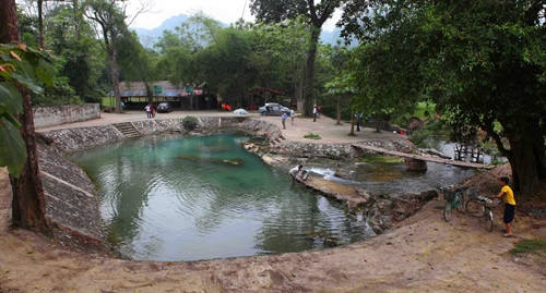 Khách du lịch đến tham quan suối nước Mọc. Khách du lịch đến tham quan suối nước Mọc.