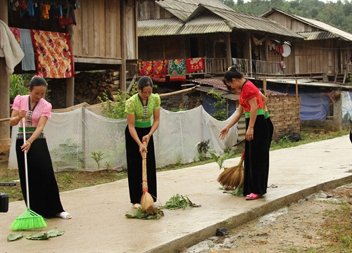 Phụ nữ dân tộc Thái trắng mặc áo Cóm truyền thống trong sinh hoạt hàng ngày. Ảnh: Quang Duy - TTXVN