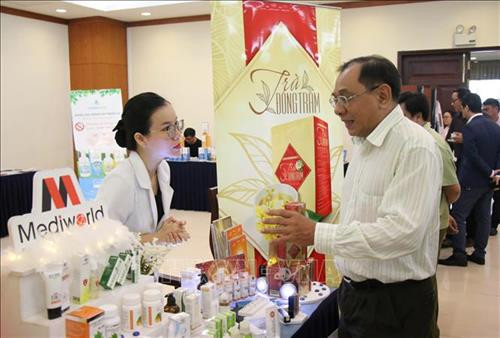 Đại biểu tìm hiểu cách xác định nguồn gốc xuất xứ sản phẩm tại diễn đàn. Ảnh: Tiến Lực - TTXVN Đại biểu tìm hiểu cách xác định nguồn gốc xuất xứ sản phẩm tại diễn đàn. Ảnh: Tiến Lực - TTXVN