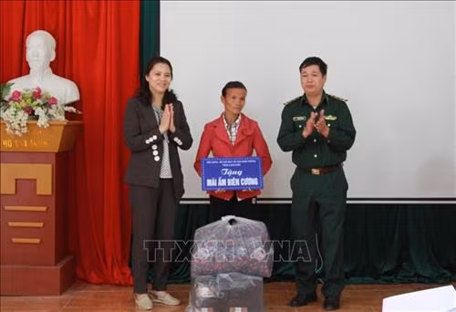 : Các đơn vị trao biểu trưng quà tặng cho hộ gia đình hoàn cảnh khó khăn tại xã Mẫu Sơn, huyện Lộc Bình, tỉnh Lạng Sơn. Ảnh: Quang Duy - TTXVN