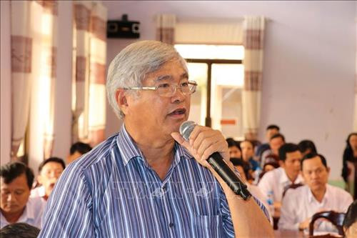 Cử tri Võ Quang Huy (xã Hiệp Hòa, huyện Đức Hòa) nêu ý kiến tại buổi tiếp xúc cử tri. Ảnh: Bùi Giang - TTXVN Cử tri Võ Quang Huy (xã Hiệp Hòa, huyện Đức Hòa) nêu ý kiến tại buổi tiếp xúc cử tri. Ảnh: Bùi Giang - TTXVN