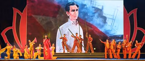 Màn nghệ thuật “Dâng Người câu hát quê hương” tại Lễ hội Làng Sen 2018. Ảnh: Bích Huệ - TTXVN Màn nghệ thuật “Dâng Người câu hát quê hương” tại Lễ hội Làng Sen 2018. Ảnh: Bích Huệ - TTXVN