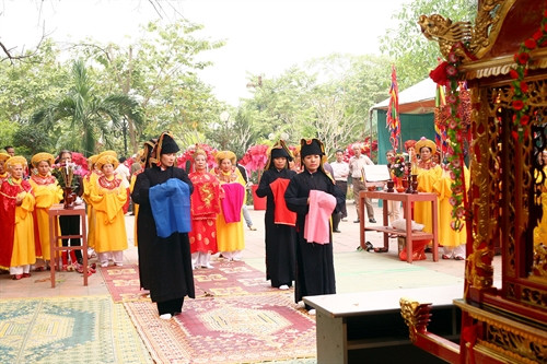 Lễ dâng hương dâng hương tưởng nhớ Anh hùng Hoàng Công Chất. Ảnh: Chu Quốc Hùng - TTXVN