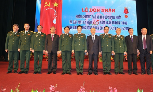 Tổng Bí thư Nguyễn Phú Trọng chụp ảnh chung với các đại biểu. Ảnh: Trọng Đức – TTXVN