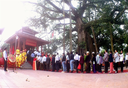 Du khách dâng hương dâng hương tưởng nhớ Anh hùng Hoàng Công Chất. Ảnh: Chu Quốc Hùng - TTXVN