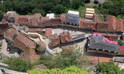 Ngôi làng cổ Rocamadour được xây dựng trên vách núi ở vùng Occitanie, miền tây nam Pháp. Từ thời Trung cổ, ngôi làng đã thu hút những người hành hương từ khắp châu Âu tới đây tham quan các công trình lịch sử và nhà thờ Đức Mẹ Maria. Thánh St Amator đã sống và qua đời tại ngôi làng Rocamadour ngay sau khi ông rời khỏi Jerusalem. Truyền thuyết kể rằng sau khi thi thể thánh St Amator được phát hiện, một số phép màu đã xảy ra. Ngôi làng bắt đầu thu hút nhiều người hành hương và ủng hộ từ các nhà vua Pháp, giúp ngôi làng xây dựng các nơi thờ cúng. Một lý do khác khiến Rocamadour thu hút nhiều du khách là phong cảnh đẹp. Các công trình cổ được xây dựng trên vách núi nhìn xuống sông Alzou. Các tòa nhà trong làng có độ cao cách mặt đất phía dưới khoảng 120m. Trung tâm của ngôi làng là nhà thờ hành hương Notre Dame, được cải tạo lại từ công trình gốc được xây dựng từ năm 1479. Ngoài ra, Rocamadour còn có nhiều công trình cổ kính khác được xây dựng từ thời Trung cổ. Du khách tham quan dọc một con đường dốc tại ngôi làng cổ Rocamadour. Những ngôi nhà được xây dựng trên vách đá dựng đứng. Ngôi làng cổ Rocamadour được xây dựng trên vách núi ở vùng Occitanie, miền tây nam Pháp. Từ thời Trung cổ, ngôi làng đã thu hút những người hành hương từ khắp châu Âu tới đây tham quan các công trình lịch sử và nhà thờ Đức Mẹ Maria. Thánh St Amator đã sống và qua đời tại ngôi làng Rocamadour ngay sau khi ông rời khỏi Jerusalem. Truyền thuyết kể rằng sau khi thi thể thánh St Amator được phát hiện, một số phép màu đã xảy ra. Ngôi làng bắt đầu thu hút nhiều người hành hương và ủng hộ từ các nhà vua Pháp, giúp ngôi làng xây dựng các nơi thờ cúng. Một lý do khác khiến Rocamadour thu hút nhiều du khách là phong cảnh đẹp. Các công trình cổ được xây dựng trên vách núi nhìn xuống sông Alzou. Các tòa nhà trong làng có độ cao cách mặt đất phía dưới khoảng 120m. Trung tâm của ngôi làng là nhà thờ hành hương Notre Dame, được cải tạo lại từ công trình gốc được xây dựng từ năm 1479. Ngoài ra, Rocamadour còn có nhiều công trình cổ kính khác được xây dựng từ thời Trung cổ. Du khách tham quan dọc một con đường dốc tại ngôi làng cổ Rocamadour. Những ngôi nhà được xây dựng trên vách đá dựng đứng.