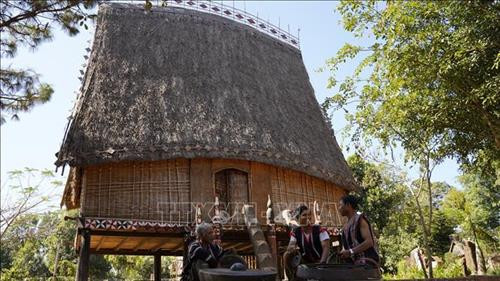 Anh Rơ Châm Van (ngồi giữa), 31 tuổi, dân tộc Jrai, sống tại làng Bồ 1, xã Ia Yok, huyện Ia Grai (Gia Lai) đam mê chỉnh chiêng từ bé. Ảnh: Hồng Điệp - TTXVN Anh Rơ Châm Van (ngồi giữa), 31 tuổi, dân tộc Jrai, sống tại làng Bồ 1, xã Ia Yok, huyện Ia Grai (Gia Lai) đam mê chỉnh chiêng từ bé. Ảnh: Hồng Điệp - TTXVN
