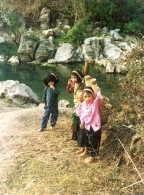 Người Kháng cũng như nhiều dân tộc khác ở Tây Bắc, có thói quen dự trữ nước ăn trong các ống bương. Gùi nước về nhà trên chiếc gùi đeo bằng trán. Người Kháng cũng như nhiều dân tộc khác ở Tây Bắc, có thói quen dự trữ nước ăn trong các ống bương. Gùi nước về nhà trên chiếc gùi đeo bằng trán.