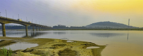 Đứng bên hữu ngạn sông Trà, ta có cảm giác như ngọn núi nằm ngay trên mặt sông Trà, nên được người xưa gọi là Thiên Ấn niêm hà (ấn trời đóng trên sông) với niềm tin thiêng liêng vào một vùng đất địa linh sinh nhân kiệt.