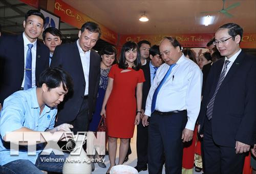 Thủ tướng Nguyễn Xuân Phúc đến thăm Công ty cổ phần gốm Chu Đậu. Ảnh: Thống Nhất –TTXVN Thủ tướng Nguyễn Xuân Phúc đến thăm Công ty cổ phần gốm Chu Đậu. Ảnh: Thống Nhất –TTXVN