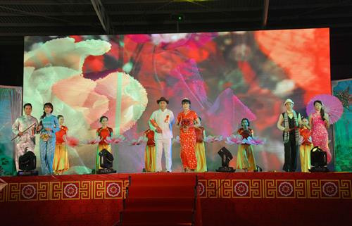 Phần thi trình diễn trang phục dân tộc trong đêm khai mạc của đơn vị huyện Mỹ Xuyên. Ảnh: Hoài Thu/TTXVN