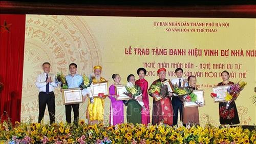 Lãnh đạo thành phố Hà Nội trao tặng danh hiệu vinh dự Nhà nước cho các Nghệ nhân nhân dân. Ảnh: Đinh Thuận - TTXVN Lãnh đạo thành phố Hà Nội trao tặng danh hiệu vinh dự Nhà nước cho các Nghệ nhân nhân dân. Ảnh: Đinh Thuận - TTXVN