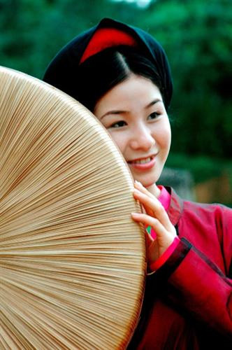 Phụ nữ Việt làm duyên bên nón ba tầm. Phụ nữ Việt làm duyên bên nón ba tầm.