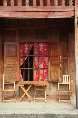 Nhà sàn này vốn là nhà văn hóa của bà con dân tộc thiểu số tại Mèo Vạc nên vào các ngày lễ, các hoạt động văn hóa vẫn diễn ra tại đây. Nhà sàn với tầng 1 là nơi ăn uống, trưng bày các sản vật của dân tộc Lô Lô và tầng hai là điểm ngủ nghỉ được chia cách bằng các rèm vải vừa lịch sự vừa kín đáo. Đằng trước là sân rất rộng. Sau khu nhà là bếp ăn và khu vệ sinh. Căn nhà sau khi sửa thêm nhiều bàn ghế và các vật dụng cần thiết. Tầng 1 trưng bày hai chiếc trống đồng cổ của dân tộc Lô Lô Bạn có thể ngồi uống cà phê ngắm cảnh trước hiên nhà. Hay thư giãn trong không gian thơm hương hoa hồng trên bờ rào đá lãng mạn. Các vị khách đến đây rất thích dùng cà phê ngoài sân và những buổi tiệc nướng BBQ ngắm trăng thanh. Bạn chỉ phải trả khoảng 100 nghìn đồng cho một chỗ ngủ, tắm giặt vệ sinh trong một ngày đêm. Tất cả đệm gối đều được làm đúng với hoa văn họa tiết của người Lô Lô. Từ Mèo Vạc sang Đồng Văn hay đi Lũng Phìn đều tiện đường Căn phòng nhỏ ngay tầng một. Nhà sàn này vốn là nhà văn hóa của bà con dân tộc thiểu số tại Mèo Vạc nên vào các ngày lễ, các hoạt động văn hóa vẫn diễn ra tại đây. Nhà sàn với tầng 1 là nơi ăn uống, trưng bày các sản vật của dân tộc Lô Lô và tầng hai là điểm ngủ nghỉ được chia cách bằng các rèm vải vừa lịch sự vừa kín đáo. Đằng trước là sân rất rộng. Sau khu nhà là bếp ăn và khu vệ sinh. Căn nhà sau khi sửa thêm nhiều bàn ghế và các vật dụng cần thiết. Tầng 1 trưng bày hai chiếc trống đồng cổ của dân tộc Lô Lô Bạn có thể ngồi uống cà phê ngắm cảnh trước hiên nhà. Hay thư giãn trong không gian thơm hương hoa hồng trên bờ rào đá lãng mạn. Các vị khách đến đây rất thích dùng cà phê ngoài sân và những buổi tiệc nướng BBQ ngắm trăng thanh. Bạn chỉ phải trả khoảng 100 nghìn đồng cho một chỗ ngủ, tắm giặt vệ sinh trong một ngày đêm. Tất cả đệm gối đều được làm đúng với hoa văn họa tiết của người Lô Lô. Từ Mèo Vạc sang Đồng Văn hay đi Lũng Phìn đều tiện đường Căn phòng nhỏ ngay tầng một.