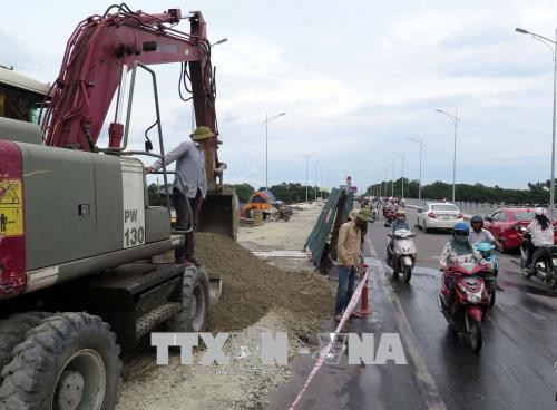 Thi công mở rộng cầu Phú Xuân. Ảnh: Quốc Việt - TTXVN Thi công mở rộng cầu Phú Xuân. Ảnh: Quốc Việt - TTXVN