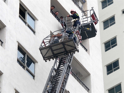 Lực lượng chức năng dùng thang máy để giải cứu những người bị mắc kẹt ra khỏi tòa nhà đang bị hỏa hoạn. Ảnh: Doãn Tấn- TTXVN Lực lượng chức năng dùng thang máy để giải cứu những người bị mắc kẹt ra khỏi tòa nhà đang bị hỏa hoạn. Ảnh: Doãn Tấn- TTXVN