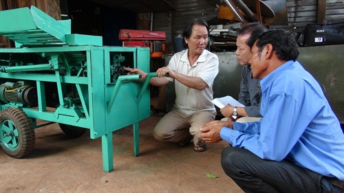 Ông Nguyễn Linh giới thiệu các chi tiết máy gọt sắn do mình sáng chế với khách hàng. Ông Nguyễn Linh giới thiệu các chi tiết máy gọt sắn do mình sáng chế với khách hàng.