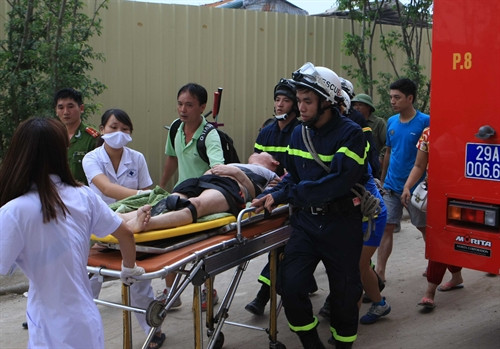 Khẩn trương đưa người bị thương trong vụ hỏa hoạn đi cấp cứu tại bệnh vện. Ảnh: Doãn Tấn- TTXVN Khẩn trương đưa người bị thương trong vụ hỏa hoạn đi cấp cứu tại bệnh vện. Ảnh: Doãn Tấn- TTXVN