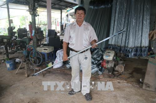 Ông Lê Phước Lộc với chiếc kéo cắt tỉa đa năng. Ảnh: Minh Trí - TTXVN Ông Lê Phước Lộc với chiếc kéo cắt tỉa đa năng. Ảnh: Minh Trí - TTXVN