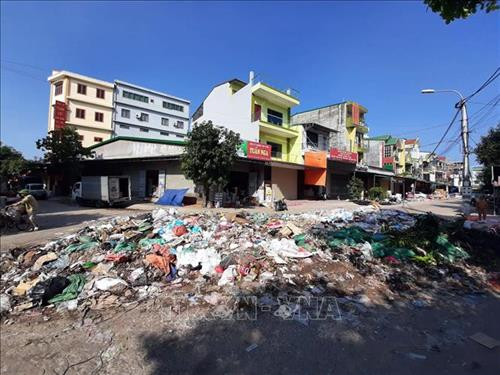 Rác thải chất đống tại khu vực sau chợ Vinh, đoạn ngã tư số 4, khu đô thị Long Châu, phường Vinh Tân. Ảnh: Tá Chuyên - TTXVN Rác thải chất đống tại khu vực sau chợ Vinh, đoạn ngã tư số 4, khu đô thị Long Châu, phường Vinh Tân. Ảnh: Tá Chuyên - TTXVN