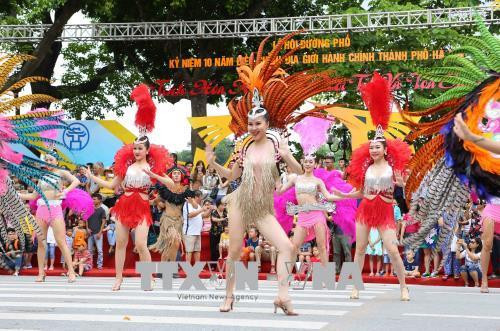 Các đoàn tham gia trình diễn tại Lễ hội. Ảnh: Thành Đạt – TTXVN