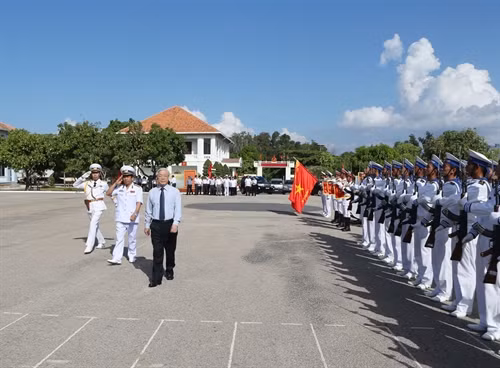 Tổng Bí thư Nguyễn Phú Trọng duyệt đội danh dự. Ảnh: Trí Dũng- TTXVN
