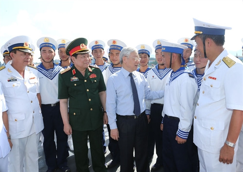 Tổng Bí thư Nguyễn Phú Trọng với cán bộ, chỉ huy và chiến sĩ trên Tàu hộ vệ tên lửa Lý Thái Tổ. Ảnh: Trí Dũng- TTXVN Tổng Bí thư Nguyễn Phú Trọng với cán bộ, chỉ huy và chiến sĩ trên Tàu hộ vệ tên lửa Lý Thái Tổ. Ảnh: Trí Dũng- TTXVN